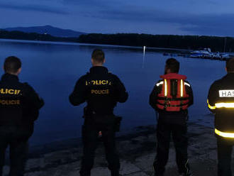 Na Žermanické přehradě v obci Soběšovice na Frýdecko-Místecku utonul muž, pátrali po něm potápěči