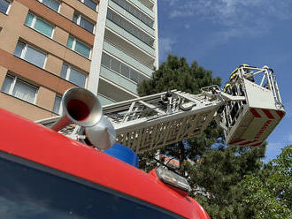 Při požáru bytu v Praze 11 zemřela kočka, dvě osoby se nadýchaly zplodin