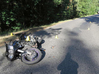 V obci Vřesová na Sokolovsku došlo ke střetu osobního vozidla a motocyklu, jeden člověk byl těžce zraněn