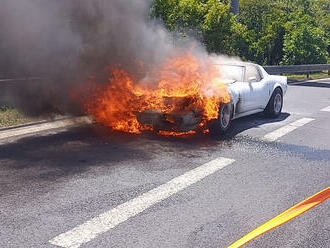 Corvetta z roku 1979 začala hořet na Jižní spojce v Praze. Když hasiči přijeli na místo, auto již…