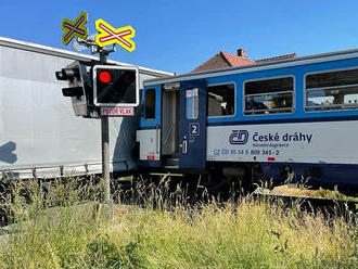 Jednotky ze stanice Šluknov, SŽ Liberec a JSDH Velký Šenov zasahují na železničním přejezdu v…