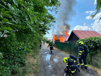 Při požáru chaty v Praze 8 vynesli hasiči tlakové lahve, škoda je 200 tisíc korun