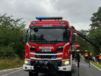 V ulici Horoměřická v Praze vyprostili pražští profesionální hasiči osobní auto z příkopu.…