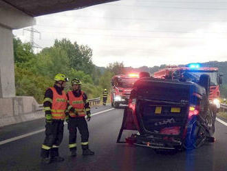 Jedno osobní auto havarovalo v úterý v ranních hodinách na silnici D6 u Lokte. Auto se převrátilo…