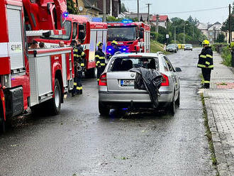 Hasiči aktuálně zasahují v Moravském Berouně, kde krupobití poškodilo několik střech. Na místě jsou…