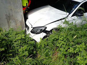 V Bohuslavicích u Zlína, ve směru na obec Březolupy, ukončil osobní automobil svoji jízdu v potoce.…