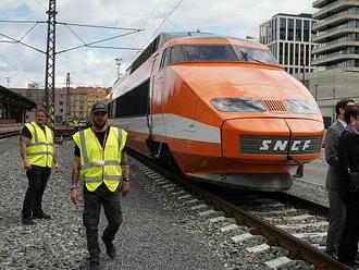 OBRAZEM: O legendární TGV byl v Praze zájem. Někteří lidé čekali ve frontě marně