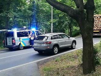 Tragédie v Žatci. Nákladní auto se dřevem srazilo v parku muže na koloběžce