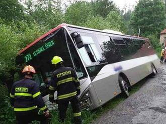 U Dolního Smržova sjel autobus do příkopu: hasiči evakuovali 13 cestujících