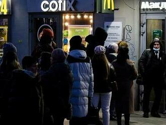 Rusové si opět pochutnají na burgerech. Nová verze McDonald's představila logo