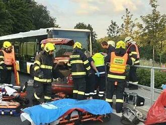 V Meziboří se srazil bus s autem. Nehoda si vyžádala dva lidské životy