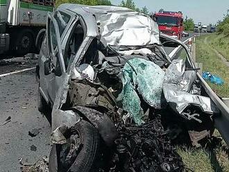 Auto vyjelo u Líbeznic do protisměru a vrazilo do náklaďáku. Řidič zemřel