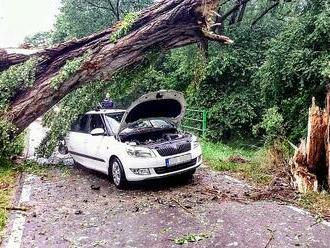 Bouřky přinesly přívaly deště, vítr i kroupy. Na Písecku spadl na auto strom