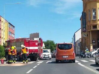 Dostal smyk v dopravní špičce. Ve Slaném havaroval motorkář