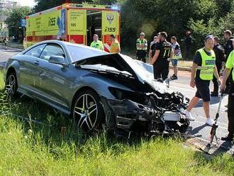 Autobus se v pražské Hostivaři srazil s autem. Zranilo se dvanáct dětí