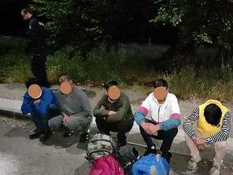 Migranti leželi pod plachtou na nábytku. Řidič na Brodsku zalarmoval policii