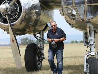 FOTO: Memorial Air Show je tu. Roudnické letiště se plní nablýskanými stroji