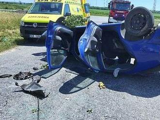 V Nové Vsi u Litomyšle řidič otočil auto na střechu. Na místo letěl vrtulník