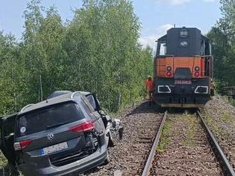 Další železniční nehoda na Karvinsku: V Dolech smetly lokomotivy auto