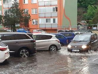 FOTO: Z ulic se staly rozvodněné řeky. Teplice zatopil přívalový déšť s kroupami