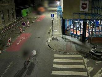 VIDEO: Cyklista v Brně řídil jednou rukou, druhou tlačil vozík se záchodem