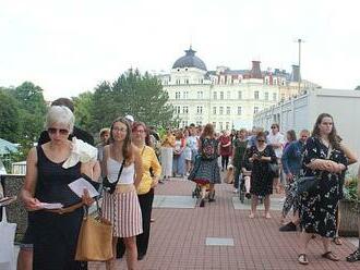 Prodej lístků na festival zahájen. Ve frontě ve Varech lidé čekali i celou noc