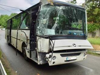 Muž bez platného vodičáku vošiel s autobusom do priekopy a narazil do stĺpa elektrického vedenia  