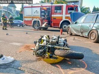 Vodič Fordu nedal prednosť motorkárovi a napálil do neho, muž nehodu neprežil  