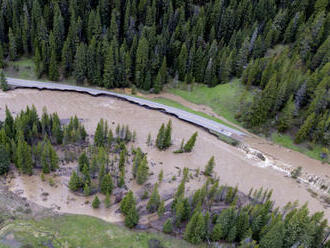 Yellowstonský národný park je pod vodou, silné dažde strhli cesty a množstvo domov  