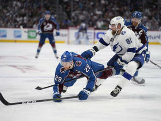 Prvé finále NHL medzi Tampou a Coloradom rozhodlo až predĺženie, Černák zblokoval najviac striel  