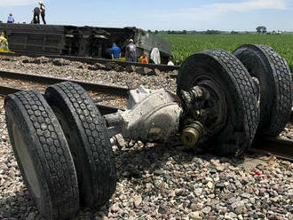 Vlak spoločnosti Amtrak sa zrazil s vyklápacím autom  