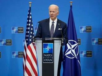 Putin rozbil mier v Európe, tvrdí Biden a USA posilnia svoju vojenskú prítomnosť v Európe