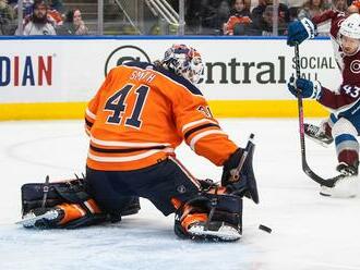 Geniálni brankári, svetové superhviezdy. Kto z nabitých súbojov postúpi do finále NHL?