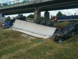 Prerazili zvodidlá: Z nadjazdu sa ZRÚTIL kamión a auto, hlásia mŕtvych!