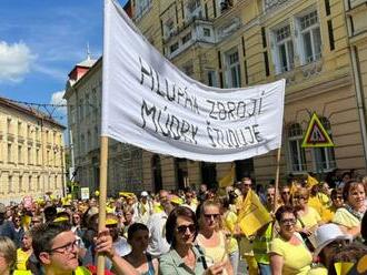 UČITELIA mieria k parlamentu: Protestujú za lepšie podmienky a vyššie PLATY + FOTO, VIDEO