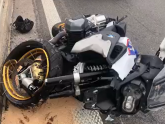 Nehoda 3 áut a motocykla na diaľnici: Jeho vodič zostal SEDIEŤ na streche vozidla, VIDEO