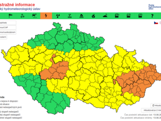 Bouřky ve tvaru linie, tzv. squall line, na východě Moravy neslábnou a postupují dále na východ. Území výstrahy rozšířeno i o části Zlínského a Moravskoslezského kraje.