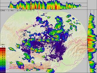 V jihozápadních Čechách a na Moravě vznikly silné bouřky, v jejich rámci můžeme očekávat kroupy přes 2 cm a nárazy větru kolem 90 km/h a intenzivní srážky.