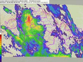 Na Litoměřicku v uplynulých hodinách intenzivně pršelo, stanice v Doksanech zaznamenala přes 80 mm srážek. V oblasti Slaného a Kralup nad Vltavou se pohybují srážkové úhrny za poslední hodiny kolem 40 mm.