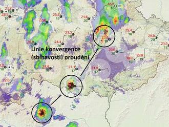 V okolí Moravské Třebové nadále vznikají nové bouřky. Opět v nich hrozí riziko přívalových srážek a krupobití, velikost krup může dosahovat až 4 cm. Explozivní vývoj probíhá rovněž u Znojma