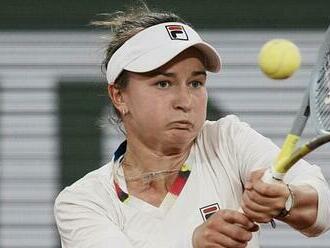 Trápí se. Krejčíková nezvládla generálku na Wimbledon, dohrála i Plíšková