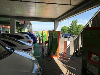 Plzeň má nový nabíjecí hub pro elektromobily v OC Olympia