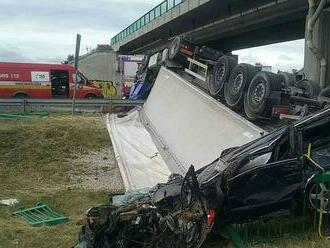 Na ceste z Trnavy do Piešťan kamión strhol auto z nadjazdu: Dvaja mŕtvi