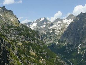 V Tatrách zachraňovali po pádoch turistu aj írskeho horolezca