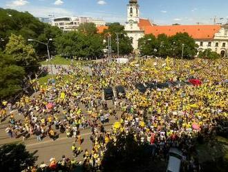 V Bratislave protestujú tisíce učiteľov: Zo sľubov sa nenajeme