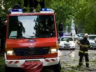 V Krkonošiach spadol strom na prechádzajúce auto, traja ľudia zomreli