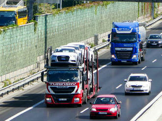 Prevádzač pri úniku pred policajtmi v Maďarsku havaroval, viacerí sa zranili