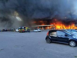 Ruské rakety zasiahli v ukrajinskom Kremenčuku nákupné centrum plné ľudí