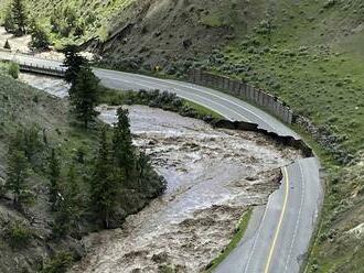 Pre záplavy uzavreli Yellowstonský národný park, živel strhol cesty i domy