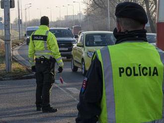 Auto na Ružinovskej ulici v Bratislave zrazilo chodca, úsek je neprejazdný